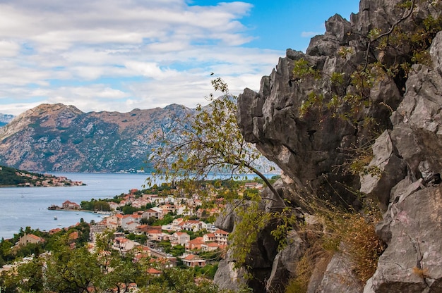 Una vista de la bahía de kotor desde la cima de la montaña.