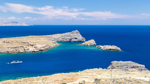 Foto vista de la bahía de lindos, rhodes