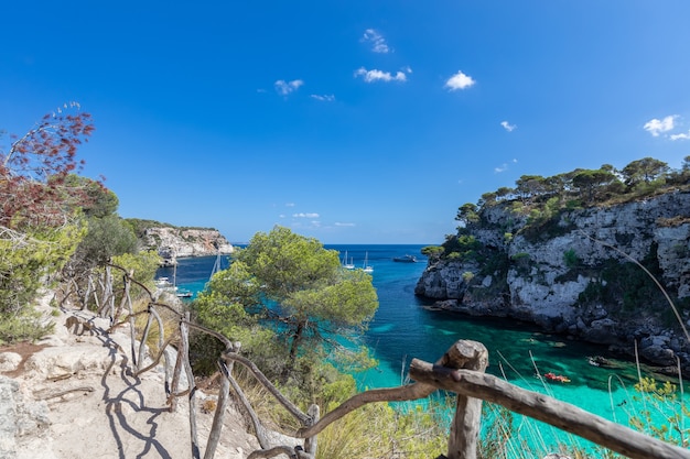 Vista de la bahía más hermosa de Cala Macarella con aguas cristalinas de color esmeralda de la isla de Menorca, Islas Baleares, España