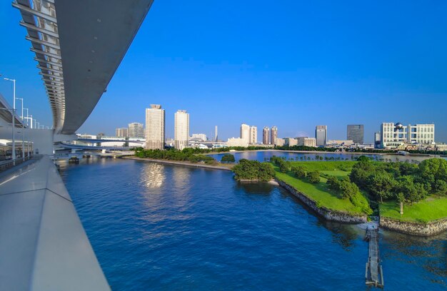 Foto vista de la bahía de odaiba con el centro comercial y hoteles de daiba park