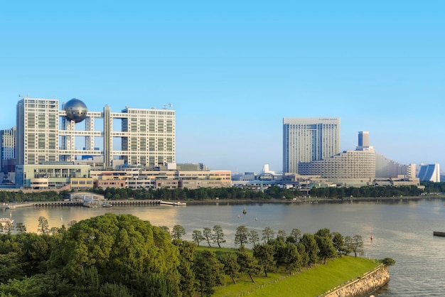 Foto vista de la bahía de odaiba con el parque comercial y los hoteles de daiba