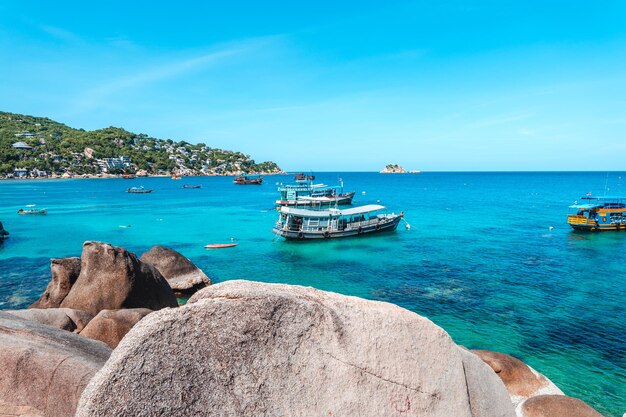 Vista de la bahía y las rocas de la islaShark Bay Koh Tao