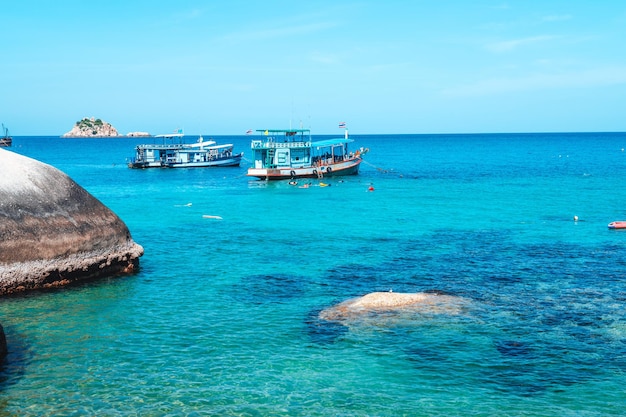 Vista de la bahía y las rocas de la islaShark Bay Koh Tao