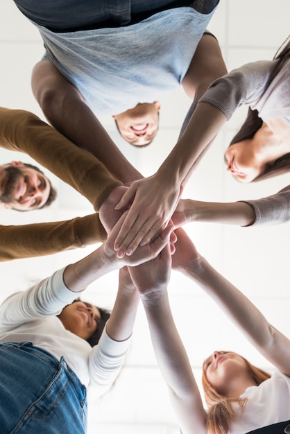 Foto vista baja comunidad de personas tomados de la mano