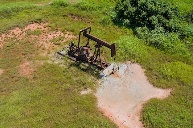 Vista baja de un gato de la bomba de aceite de bombeo de crudo en Oklahoma, EE.UU. un día soleado