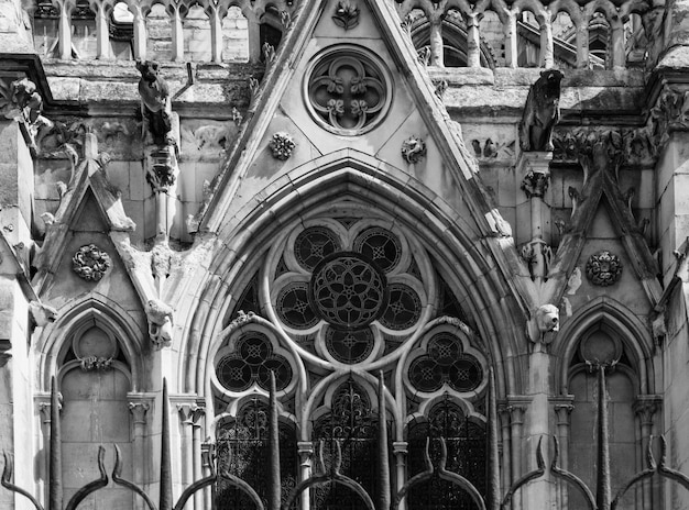 Foto vista baja de la iglesia