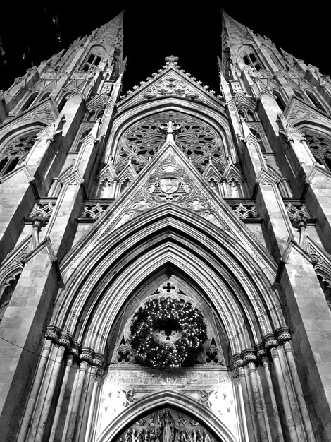 Foto vista baja de la iglesia