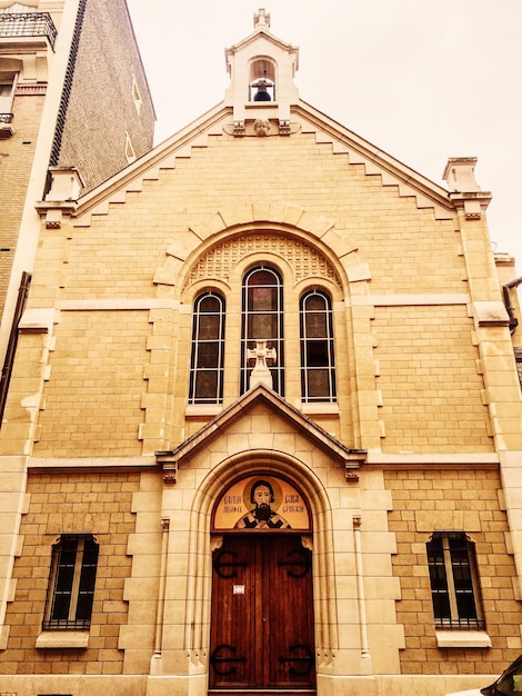 Foto vista baja de la iglesia