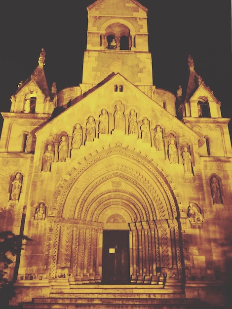 Foto vista baja de la iglesia