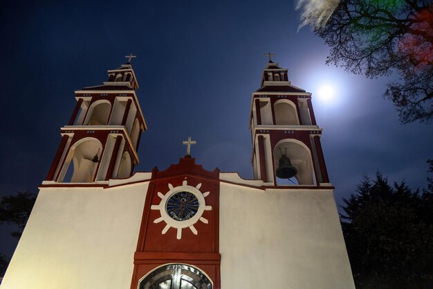 Foto vista baja de la iglesia