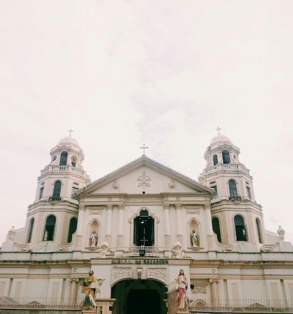 Foto vista baja de la iglesia