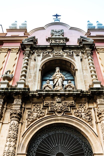 Foto vista baja de la iglesia