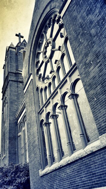 Foto vista baja de la iglesia