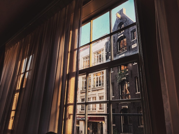Vista de bajos ángulos de los edificios de la ciudad vista desde la ventana
