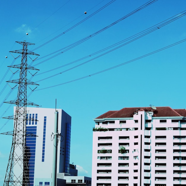 Foto vista de bajos ángulos de edificios contra un cielo azul claro