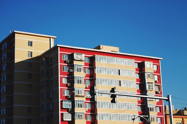 Foto vista de bajos ángulos de edificios contra un cielo azul claro