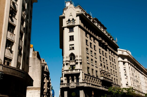 Foto vista de bajos ángulos de edificios contra el cielo azul