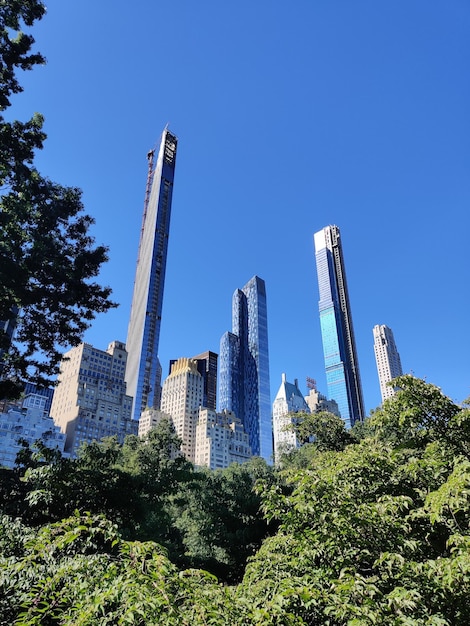 Vista de bajos ángulos de edificios contra el cielo azul