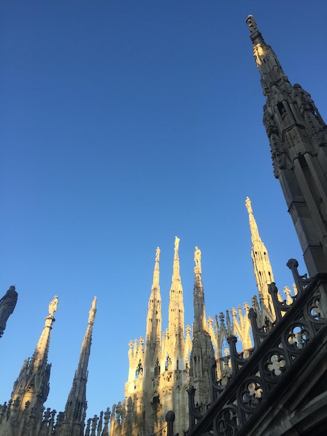 Foto vista de bajos ángulos de edificios contra el cielo azul