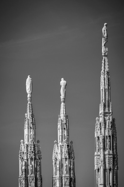 Foto vista de bajos ángulos de edificios contra el cielo en la ciudad