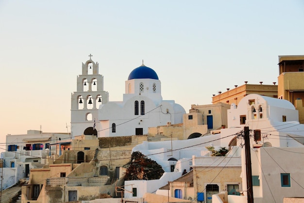 Vista de bajos ángulos de edificios contra un cielo despejado