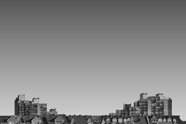 Vista de bajos ángulos de edificios contra un cielo despejado