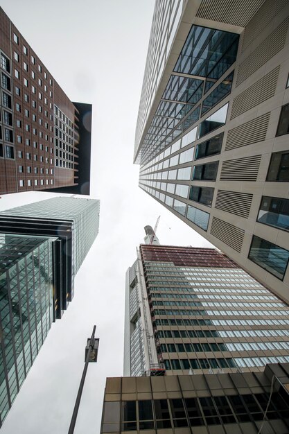 Foto vista de bajos ángulos de edificios contra un cielo despejado