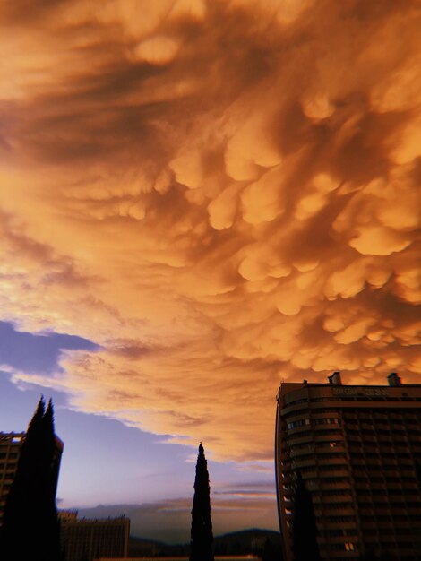 Foto vista de bajos ángulos de edificios contra un cielo dramático