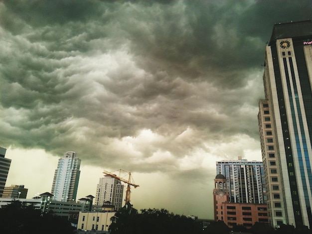 Foto vista de bajos ángulos de edificios contra un cielo nublado