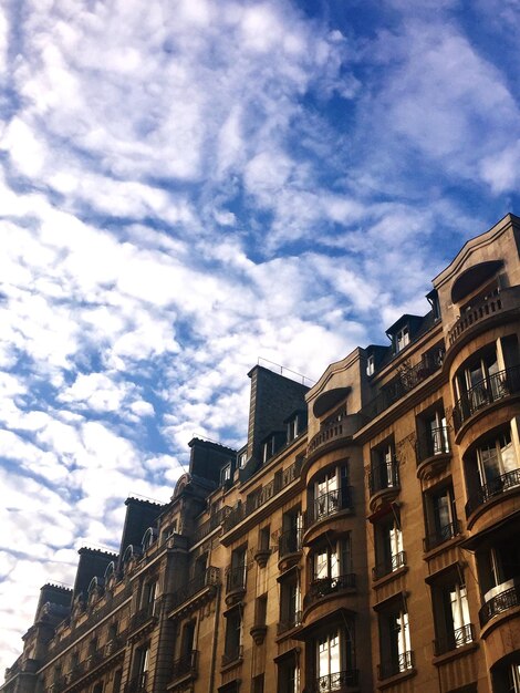 Foto vista de bajos ángulos de edificios contra un cielo nublado