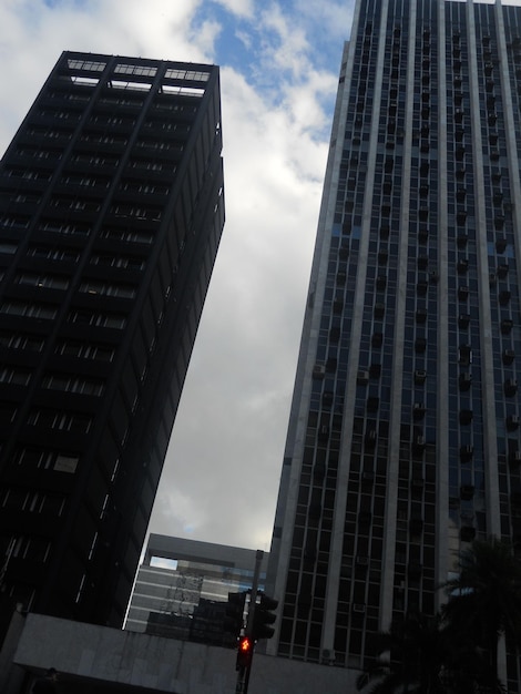 Foto vista de bajos ángulos de edificios contra un cielo nublado