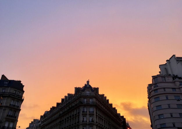 Foto vista de bajos ángulos de edificios contra el cielo durante la puesta de sol