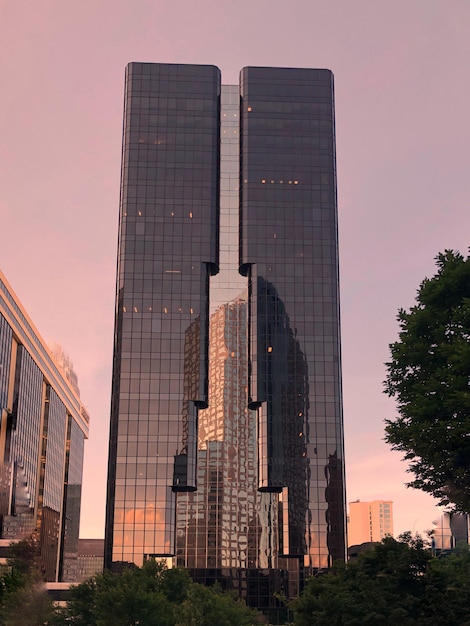 Vista de bajos ángulos de edificios contra el cielo durante la puesta de sol