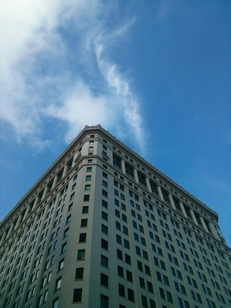 Foto vista de bajos ángulos de edificios contra el cielo.