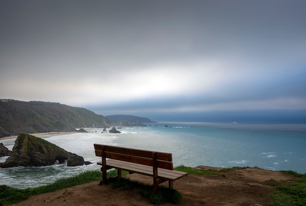 Vista del banco más hermoso del mundo en Mirador de Coitelo, Loiba, Galicia, España