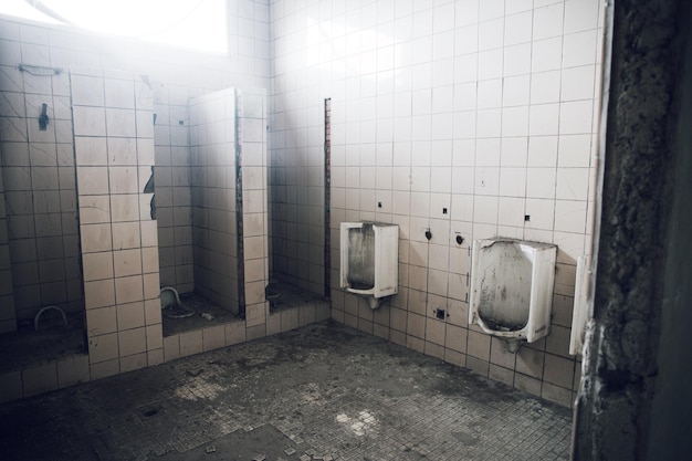 Foto vista de un baño abandonado