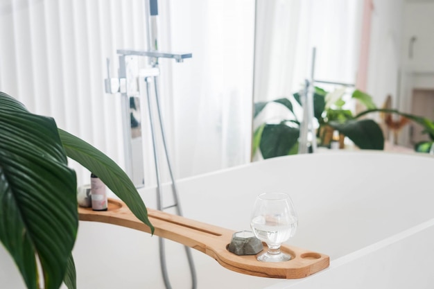 Vista de un baño espacioso y elegante