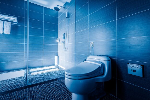 Vista del baño iluminado