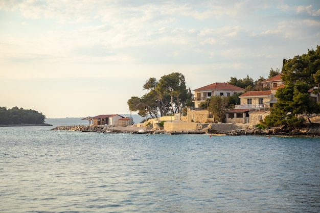 Vista del bar de playa Punta en el pequeño pueblo de Maslinica en la isla de Solta en Croacia