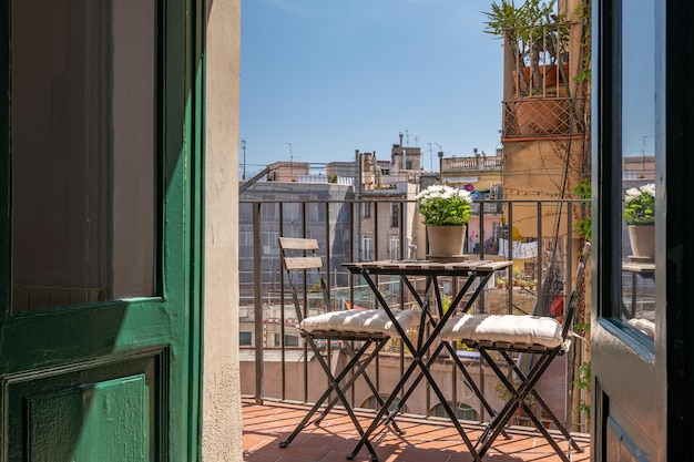 Vista de Barcelona a través de persianas de madera abiertas de la típica casa antigua española con hermoso balcón