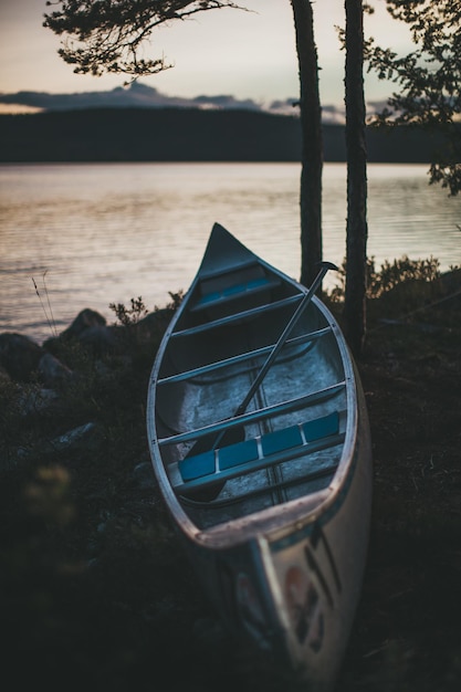 Foto vista de un barco amarrado en el lago