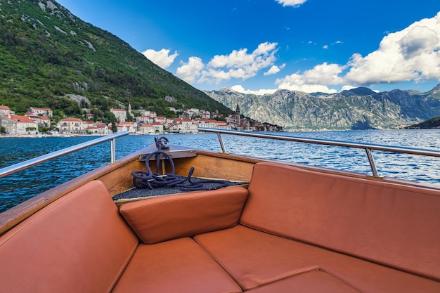 Vista desde el barco en el casco antiguo de Perast en la bahía de Kotor, Montenegro