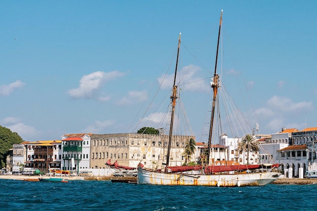 Vista del barco grande y las casas de Stone Town. Zanzíbar. Tanzania.