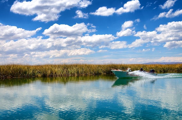 Vista de un barco en el lago Titicaca contra el cielo