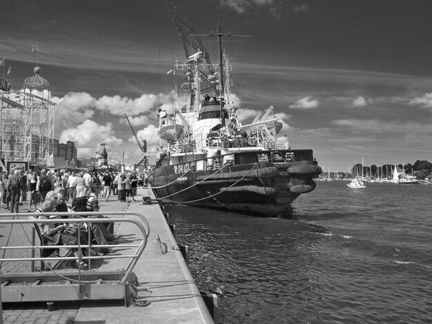 Vista del barco en el puerto