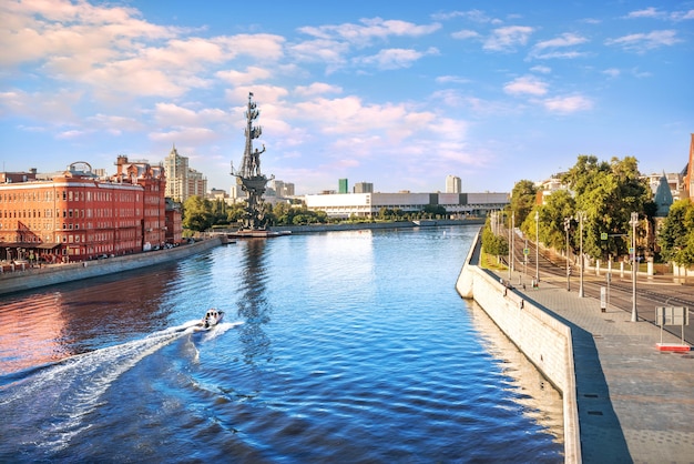 Vista del barco en el río Moskva y el monumento a Pedro el Grande en Moscú desde el Puente Patriarcal en el sol de la mañana