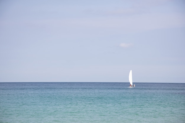 Vista del barco de vela en el mar azul