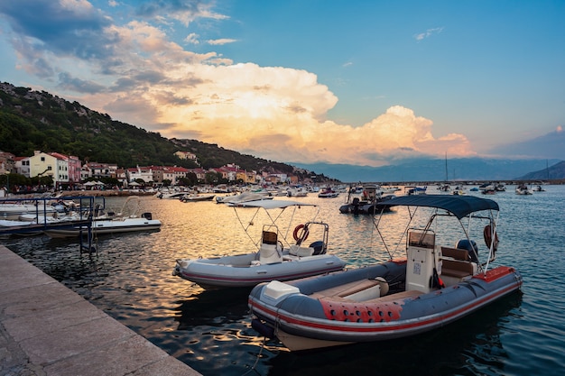 Vista de los barcos amarrados al atardecer en la ciudad de Baska, krk. Croacia