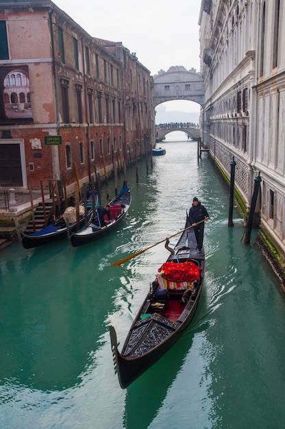 Foto vista de los barcos en el canal