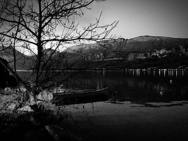 Foto vista de los barcos en el lago